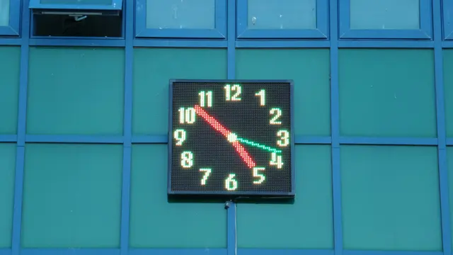 무학중학교 외벽 아날로그 시계