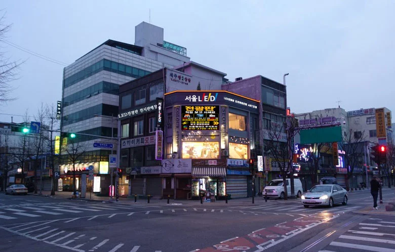 청계천로 182 사거리 모퉁이의 서울엘이디 전시장 건물, 2층 서울LED 간판과 전광판